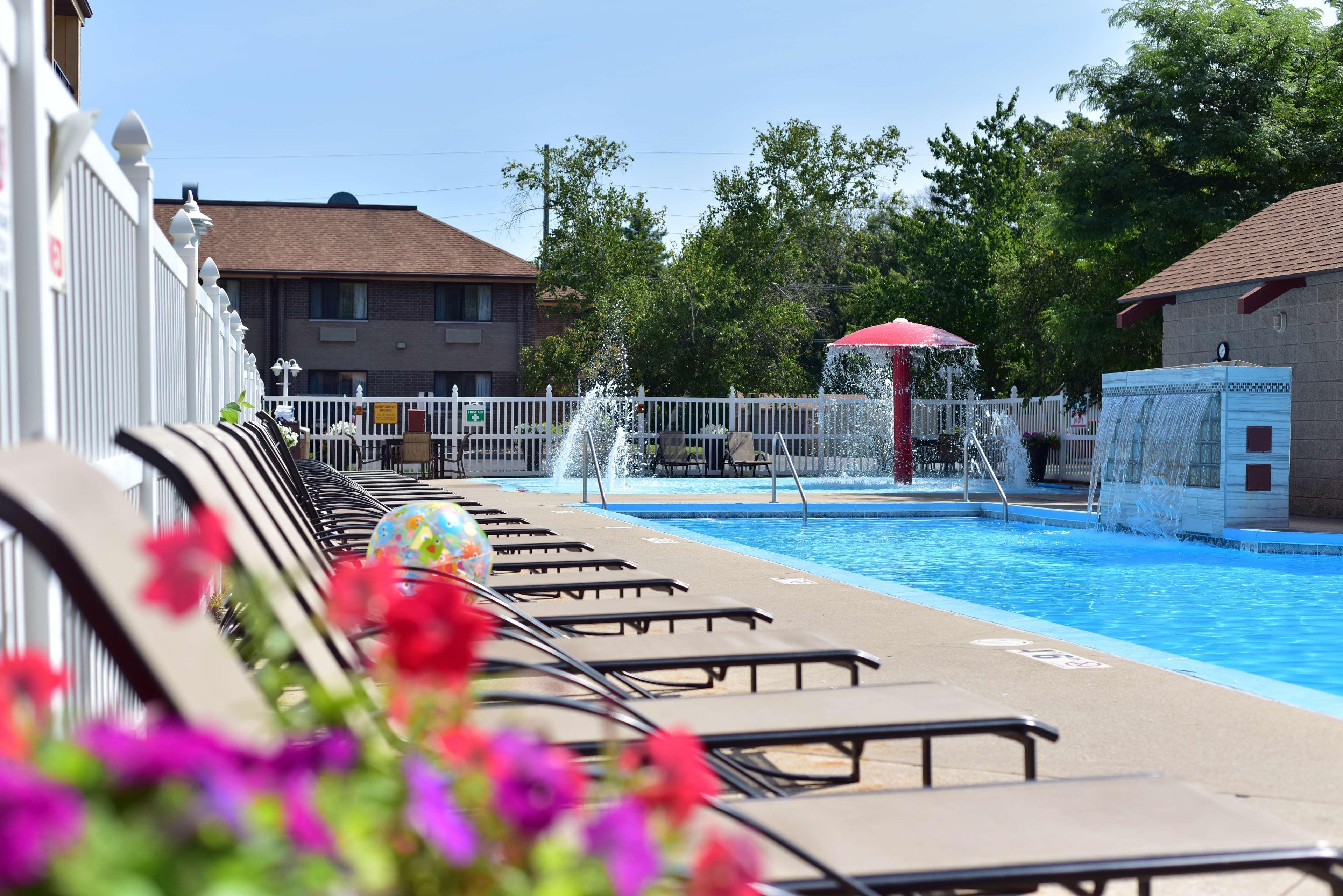 Best Western Ambassador Inn & Suites Уисконсин Делс Екстериор снимка